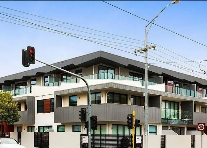 Caulfield Elegance: Chic Abode