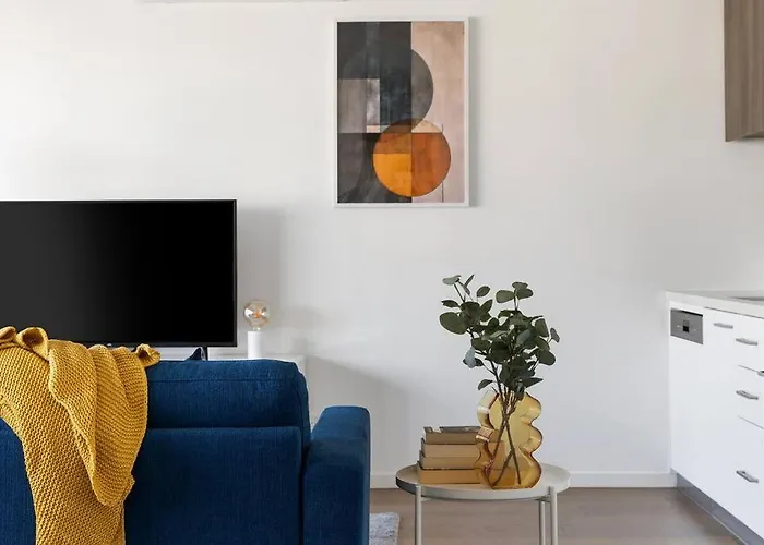 Caulfield Elegance: Chic Abode